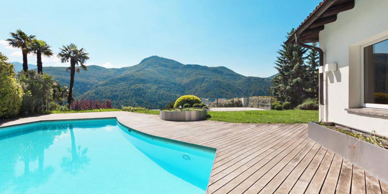 piscine-terrasse-en-bois-et-vue-1